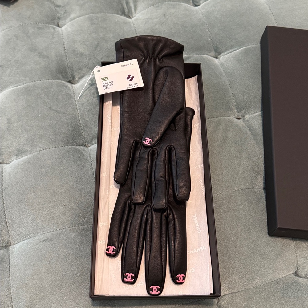 CHANEL CC Black leather Gloves with Pink Details - Picture 6 of 17